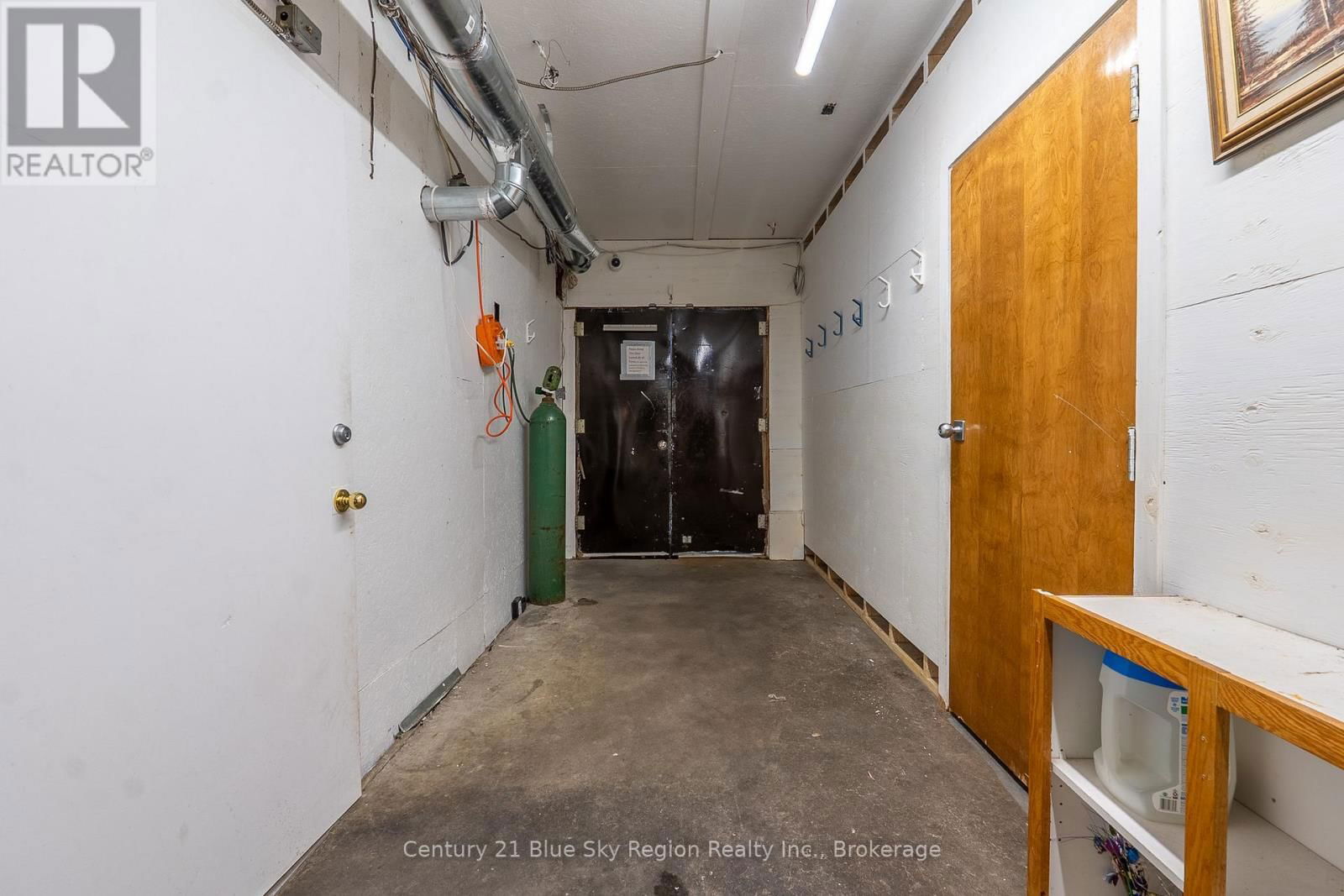 102 MAIN STREET NORTH Image 15
