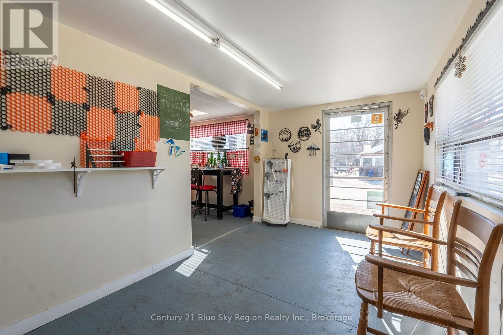 102 MAIN STREET NORTH Image 17