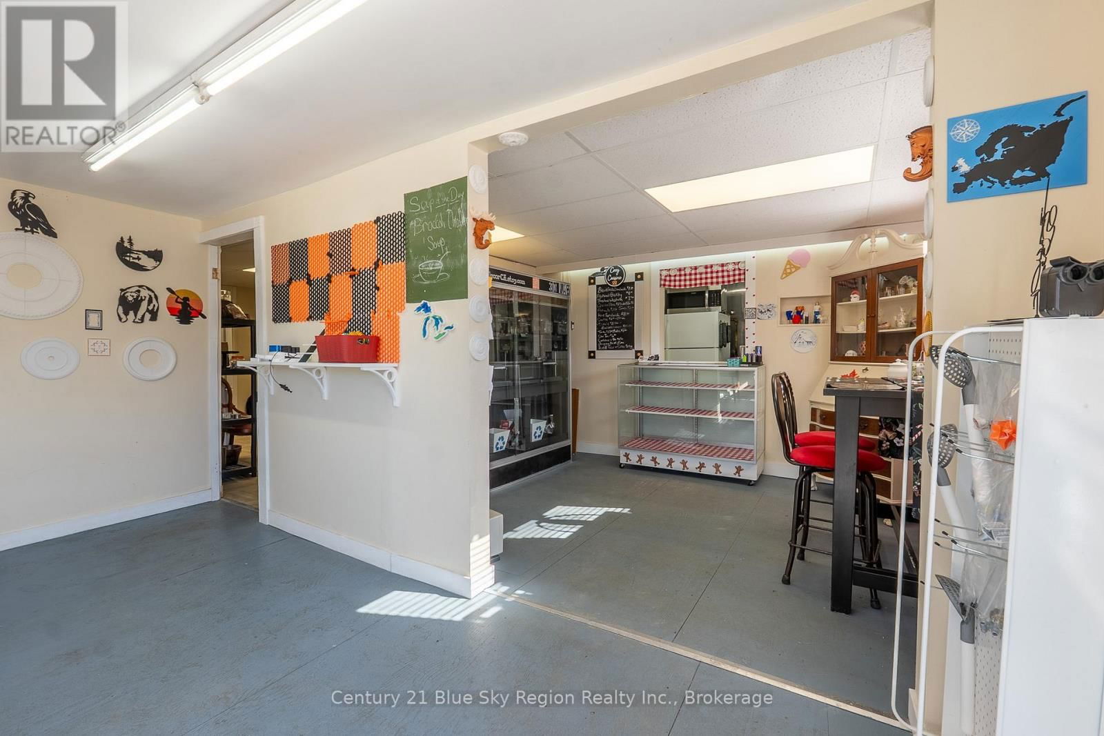 102 MAIN STREET NORTH Image 18