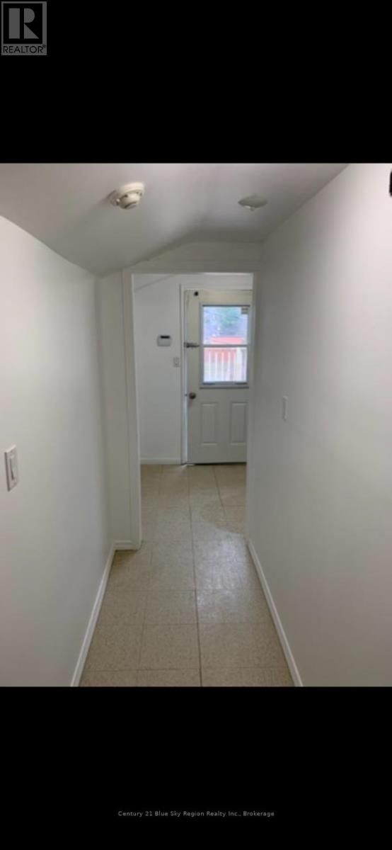 102 MAIN STREET NORTH Image 32