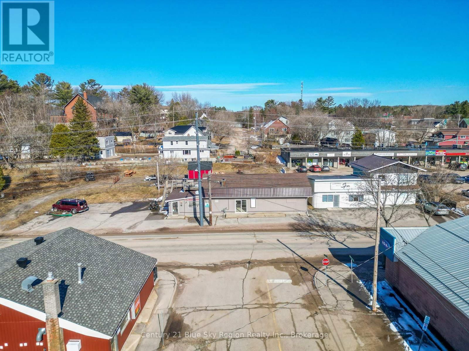 102 MAIN STREET NORTH Image 36