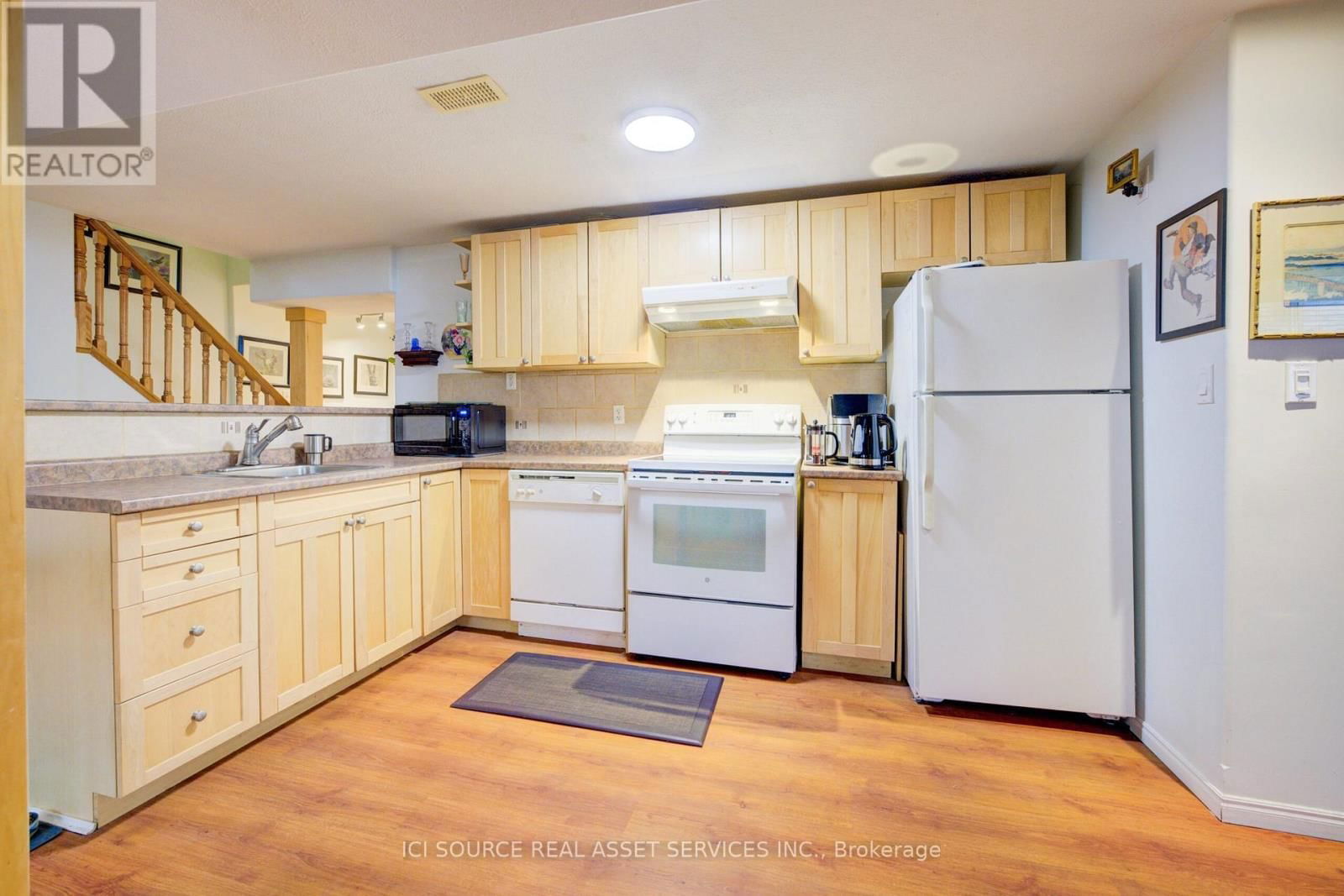 13 - 10 COBBLESTONE DRIVE Image 11