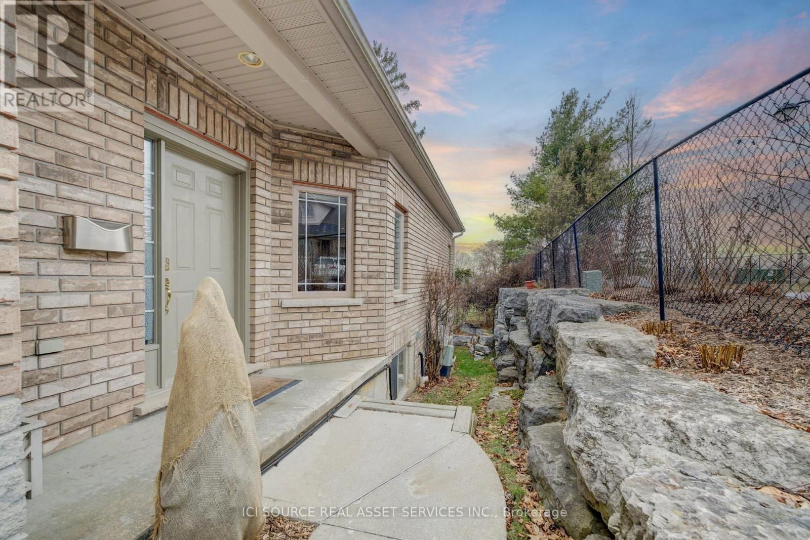 13 - 10 COBBLESTONE DRIVE Image 18