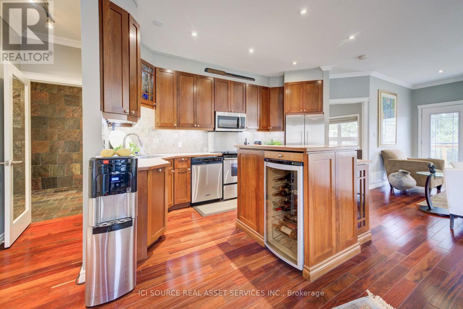 13 - 10 COBBLESTONE DRIVE Image 4