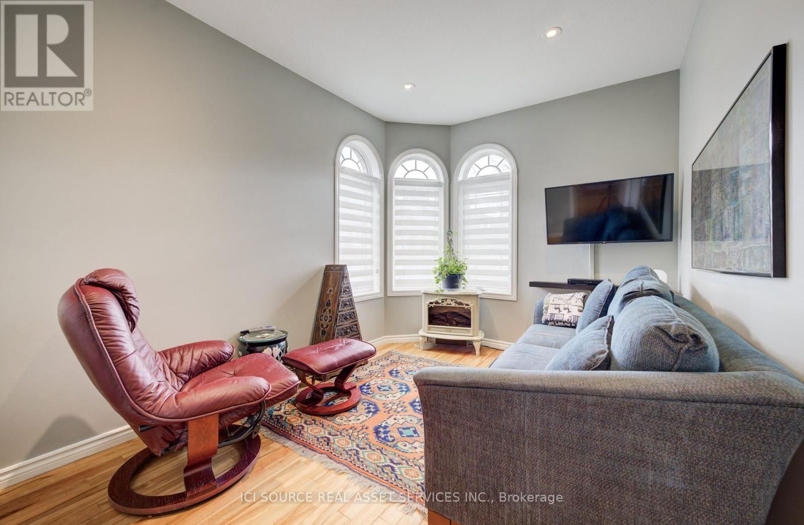 13 - 10 COBBLESTONE DRIVE Image 9