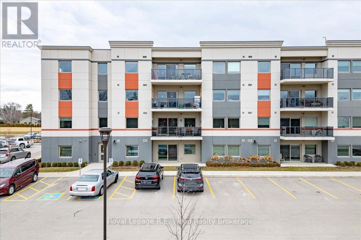 210 - 8 CENTRE STREET Image 1