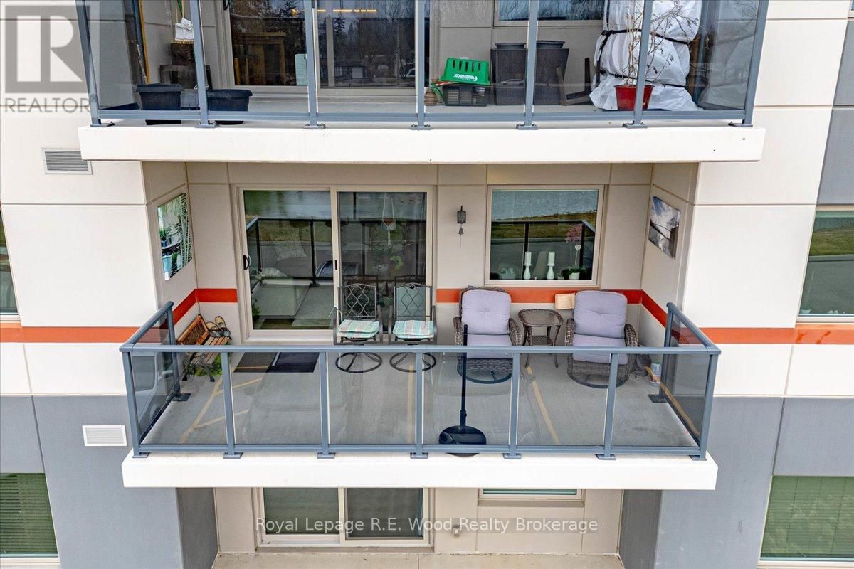 210 - 8 CENTRE STREET Image 18