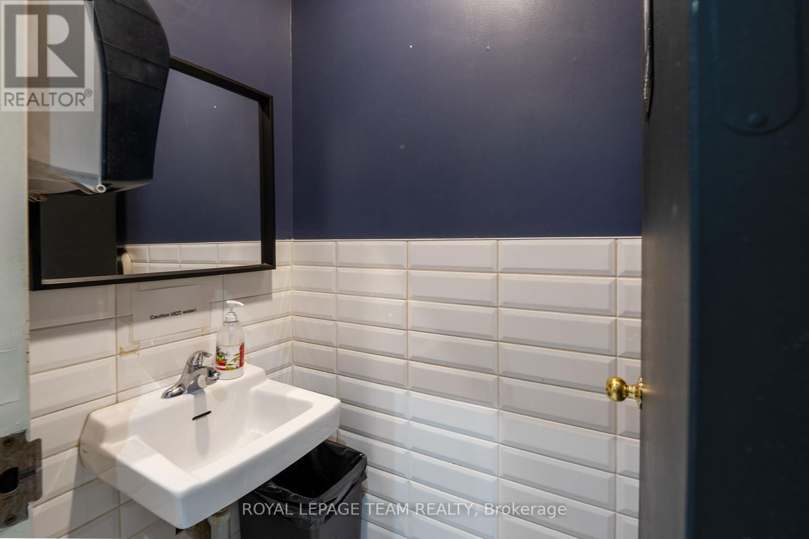 3 - 1691 MERIVALE ROAD Image 14