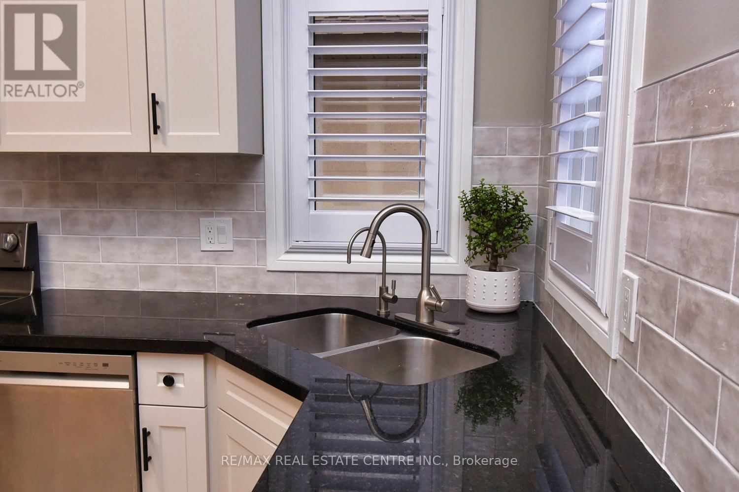 47 SURREY DRIVE Image 13