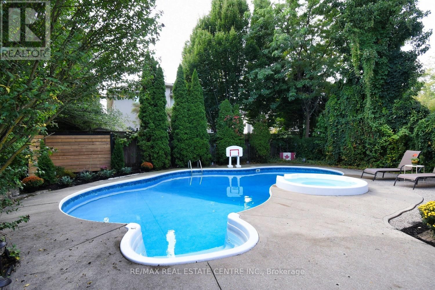 47 SURREY DRIVE Image 38