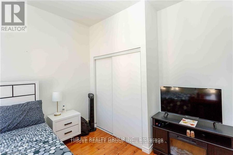 187 DUNDAS STREET Image 18