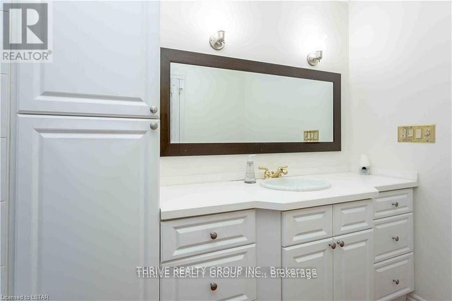 187 DUNDAS STREET Image 21