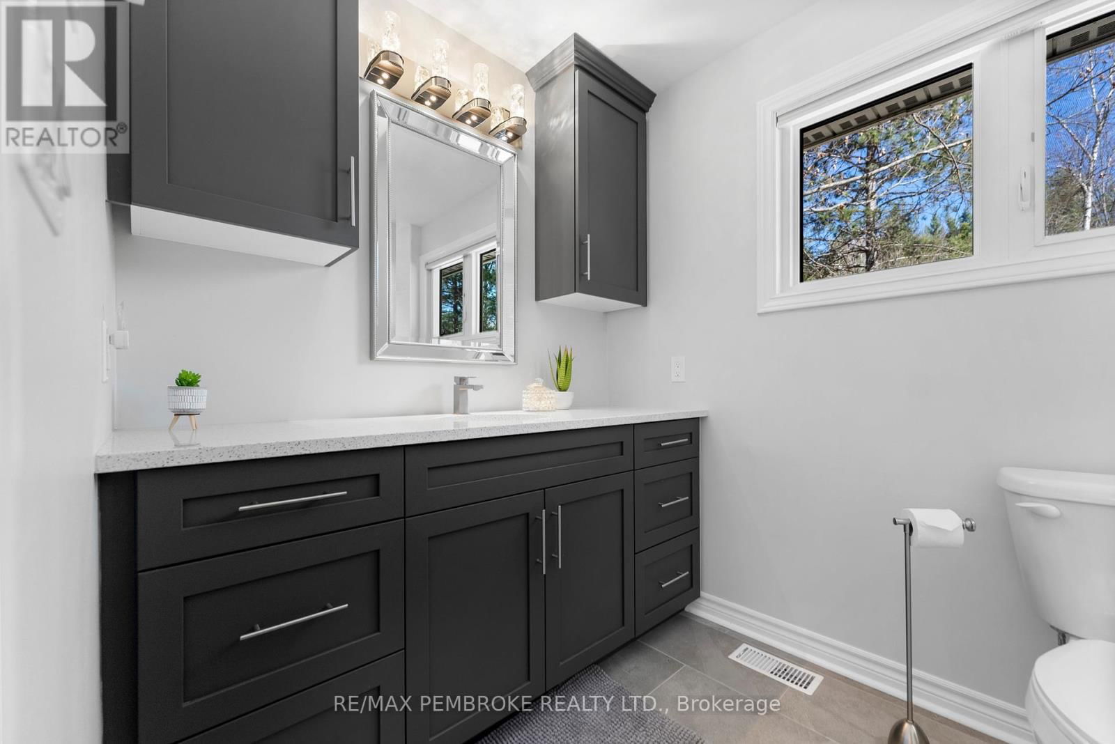 686 AIRPORT ROAD Image 24