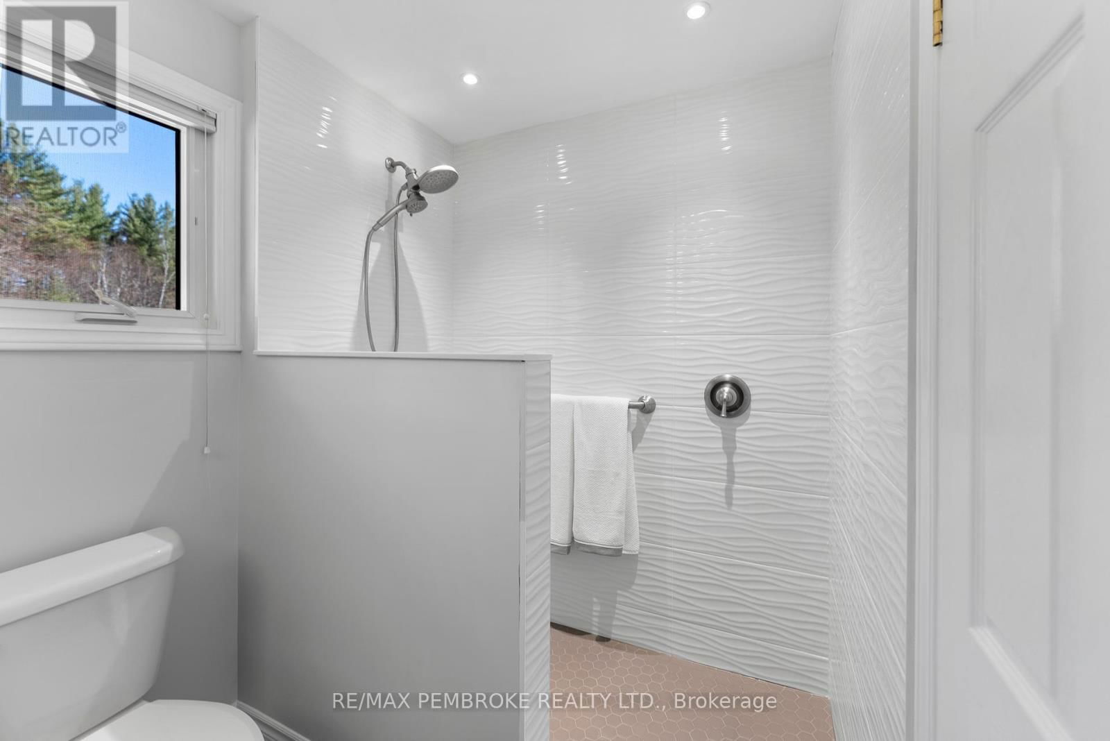 686 AIRPORT ROAD Image 26