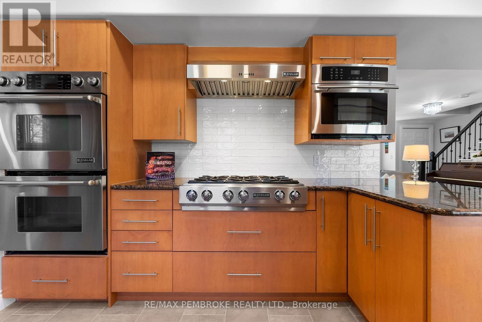 686 AIRPORT ROAD Image 30