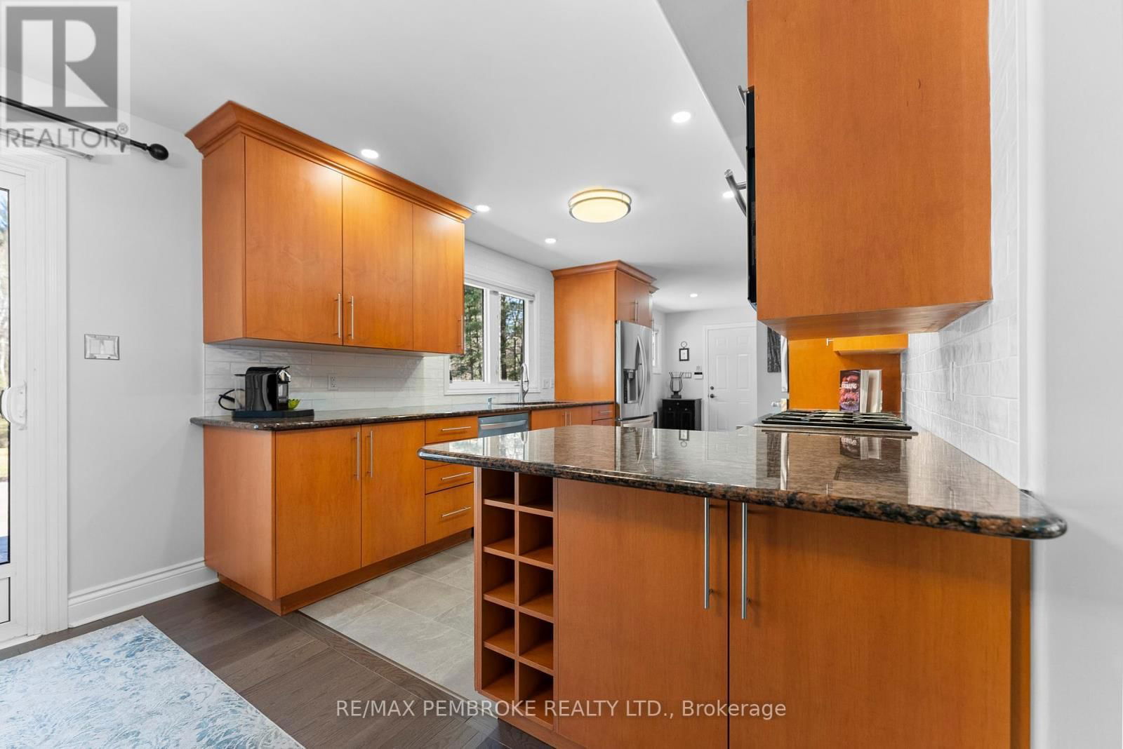 686 AIRPORT ROAD Image 32