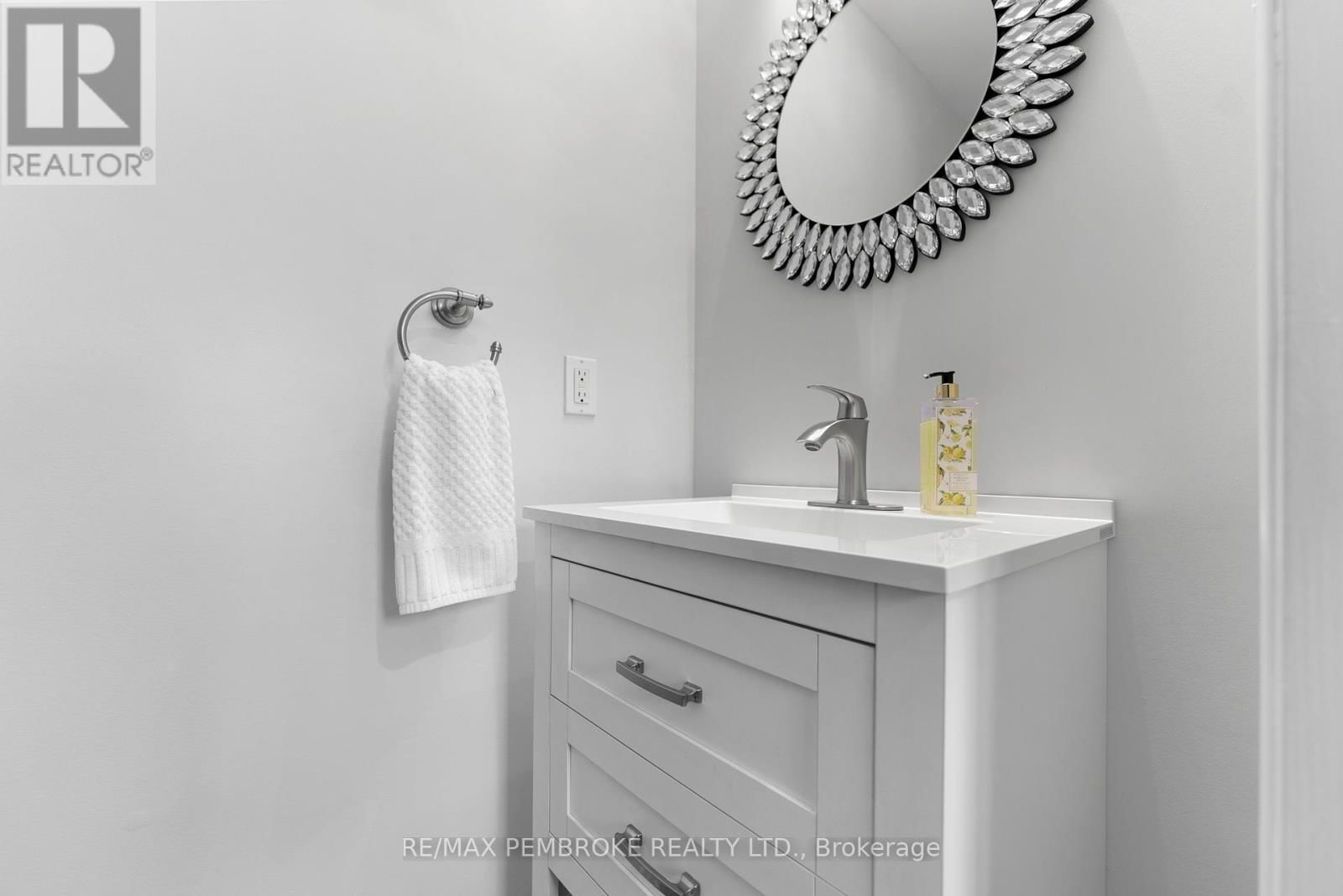 686 AIRPORT ROAD Image 34