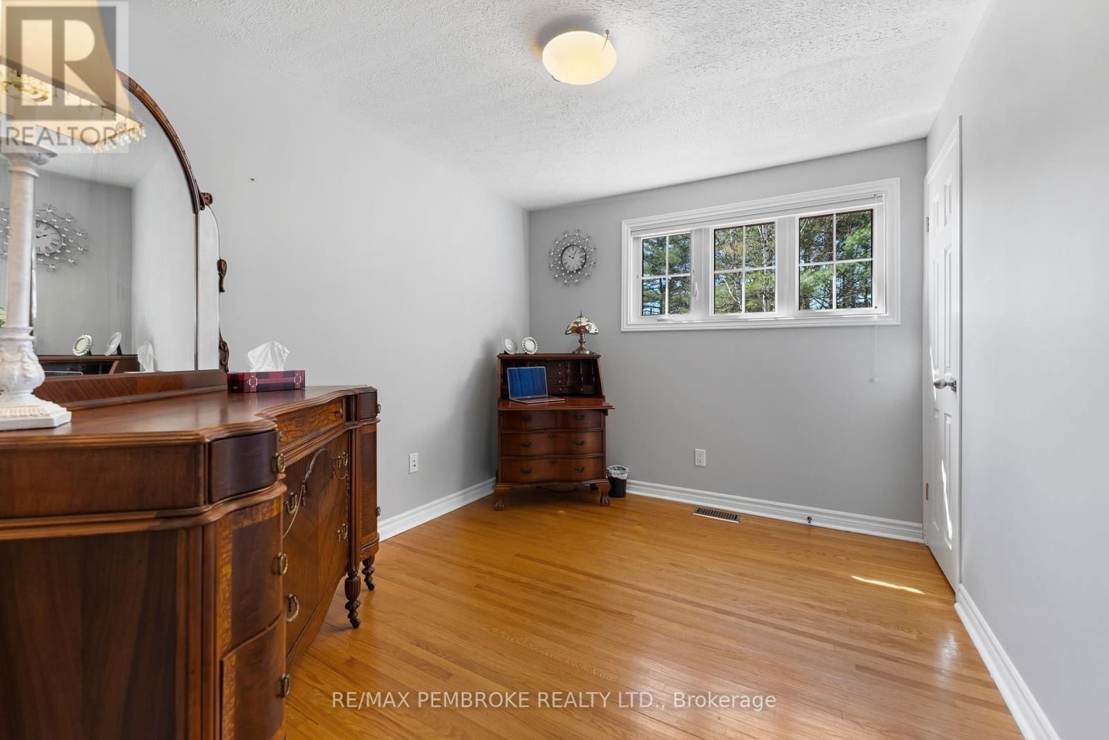 686 AIRPORT ROAD Image 36