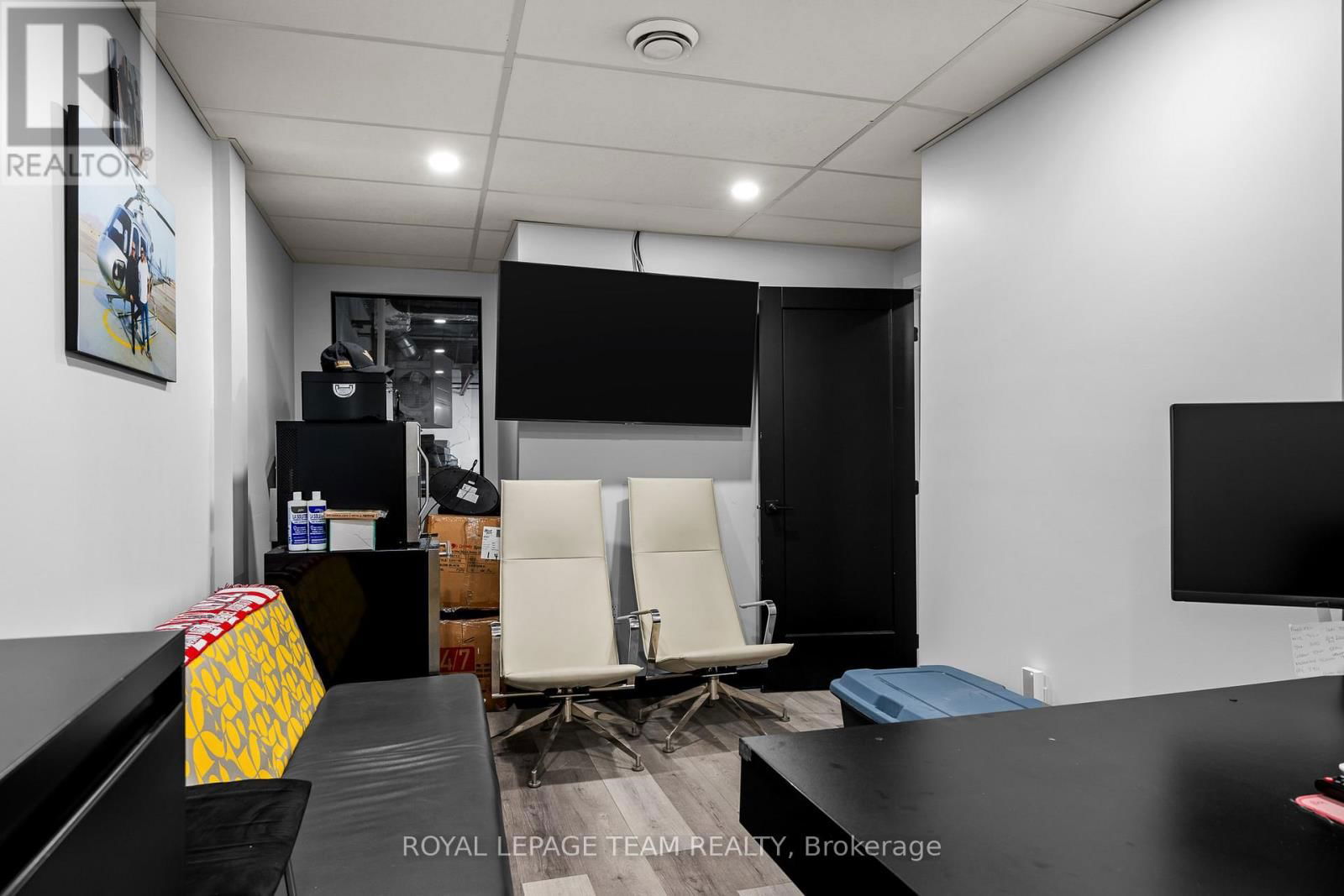 123 - 15 CAPELLA COURT Image 27