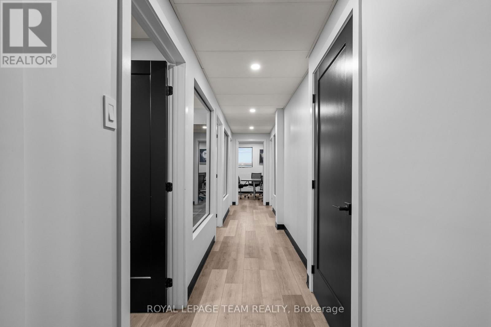 123 - 15 CAPELLA COURT Image 30