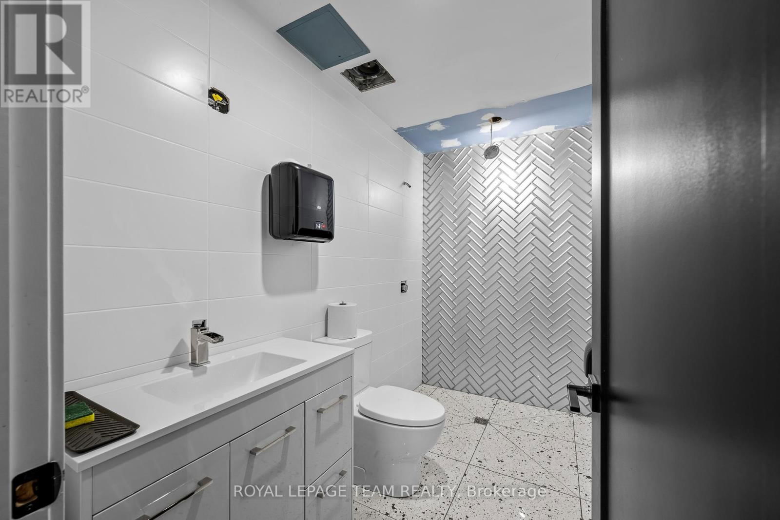 123 - 15 CAPELLA COURT Image 31