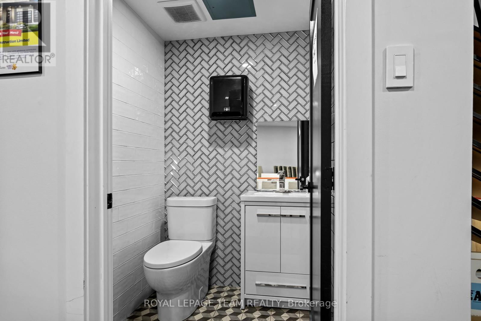123 - 15 CAPELLA COURT Image 32