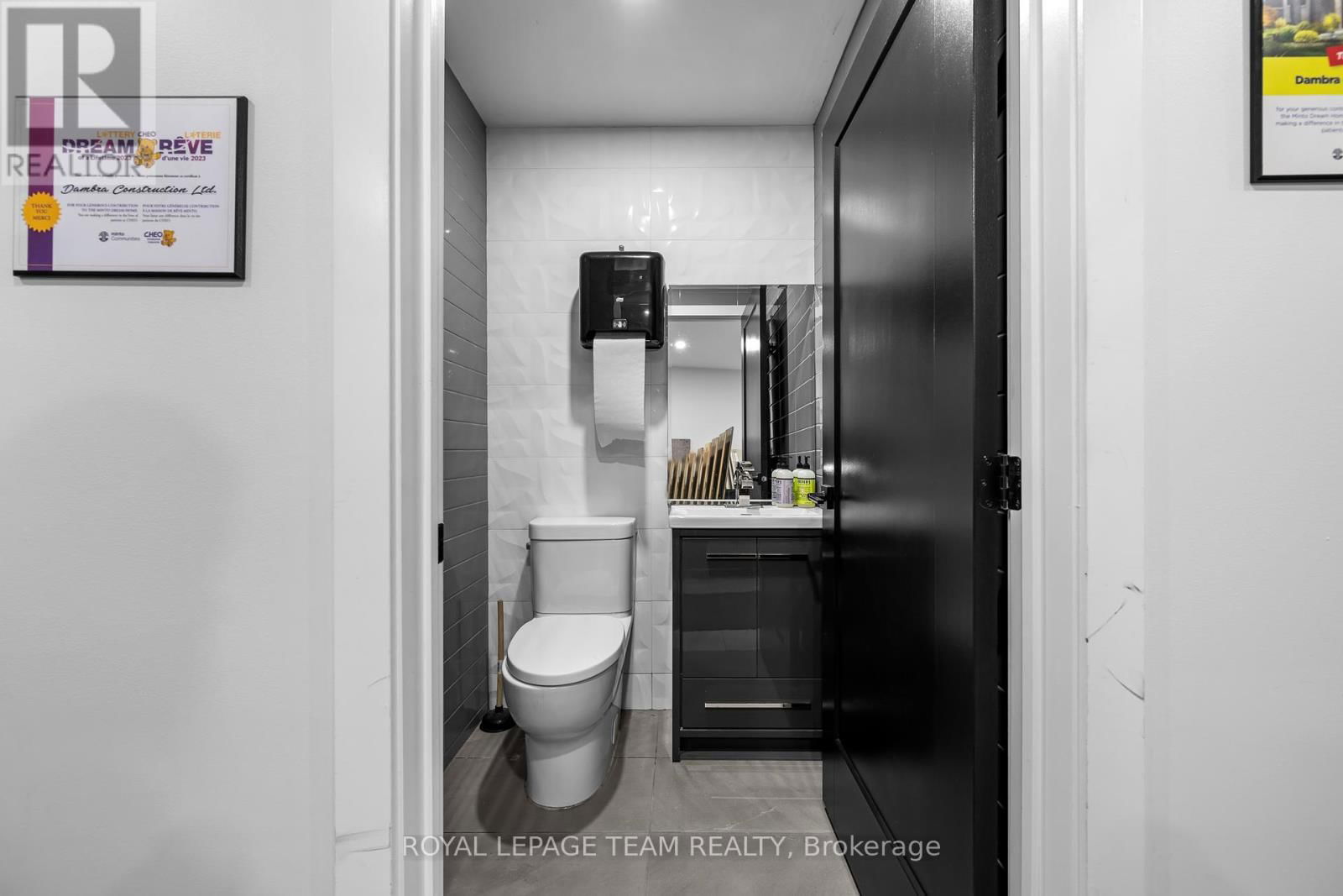 123 - 15 CAPELLA COURT Image 33