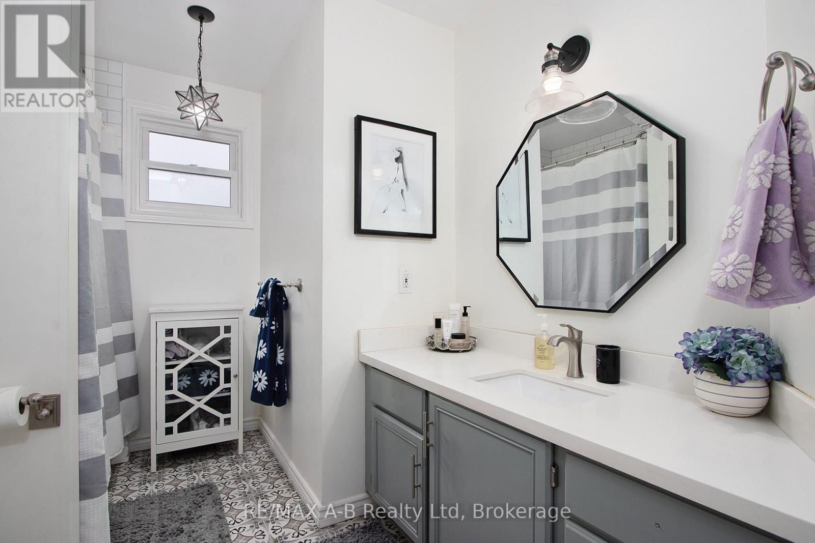 398 DAYNA CRESCENT Image 23