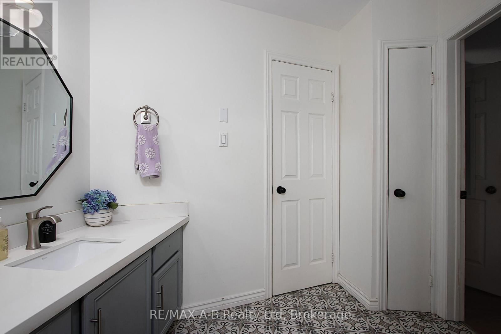 398 DAYNA CRESCENT Image 24