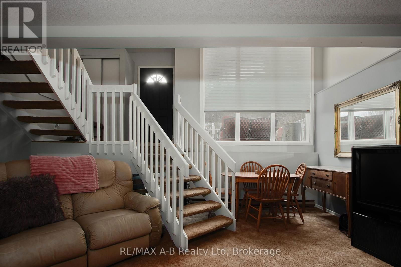 398 DAYNA CRESCENT Image 25