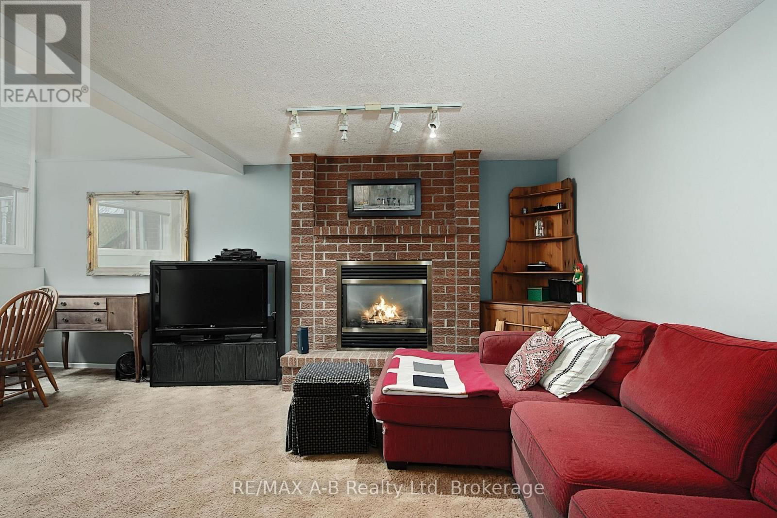 398 DAYNA CRESCENT Image 26