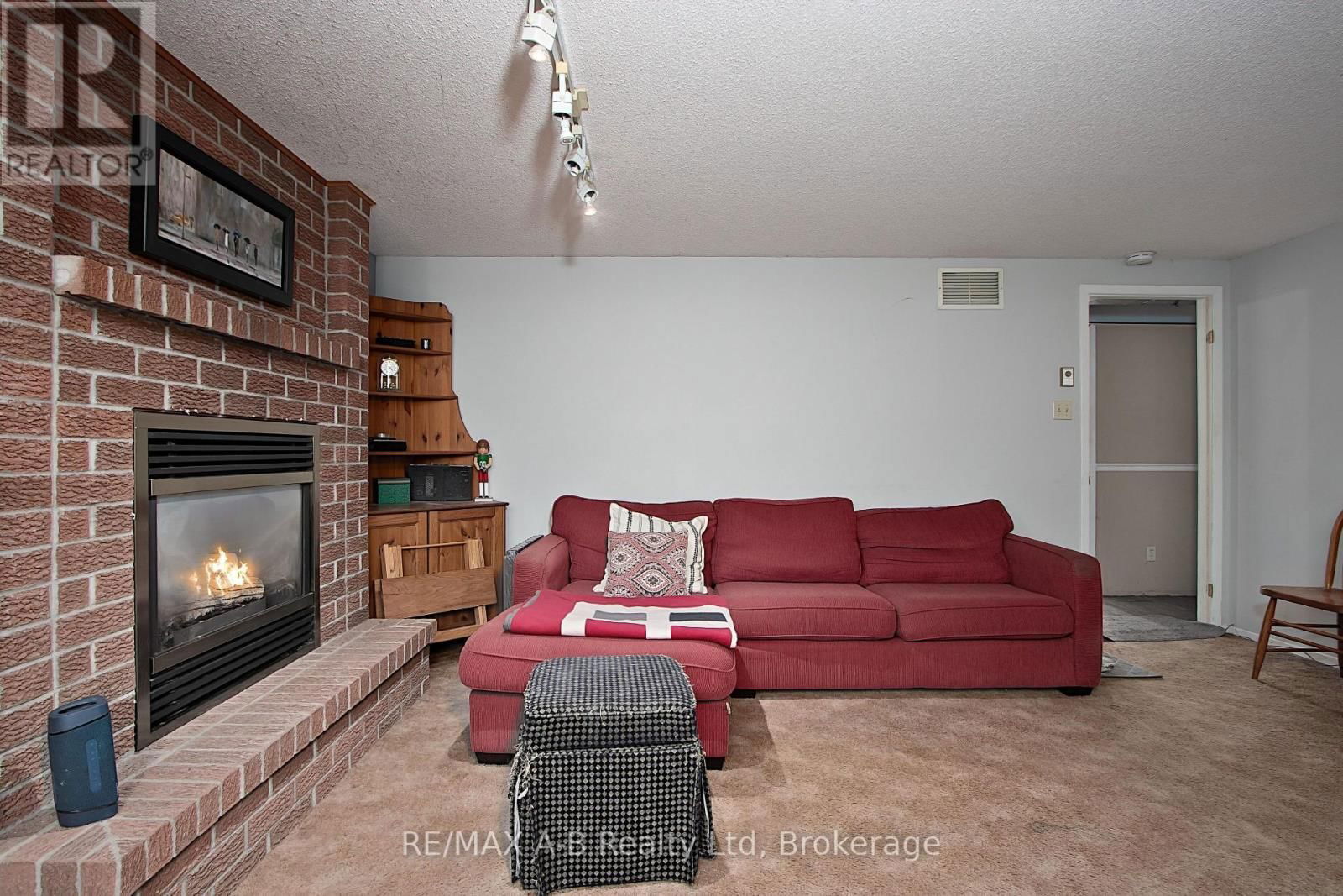398 DAYNA CRESCENT Image 27