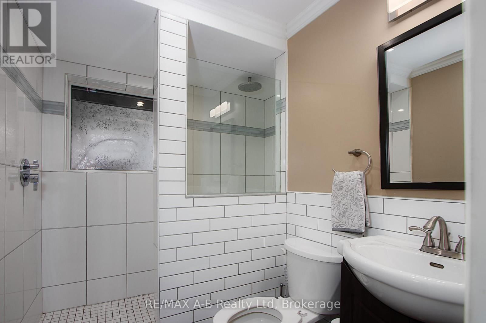 398 DAYNA CRESCENT Image 31