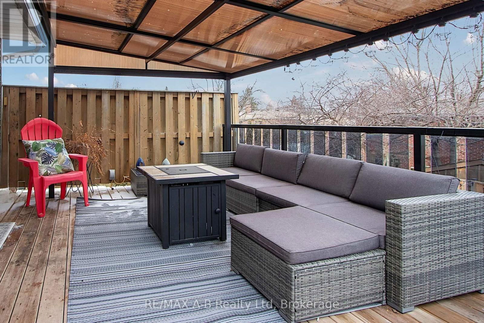 398 DAYNA CRESCENT Image 32