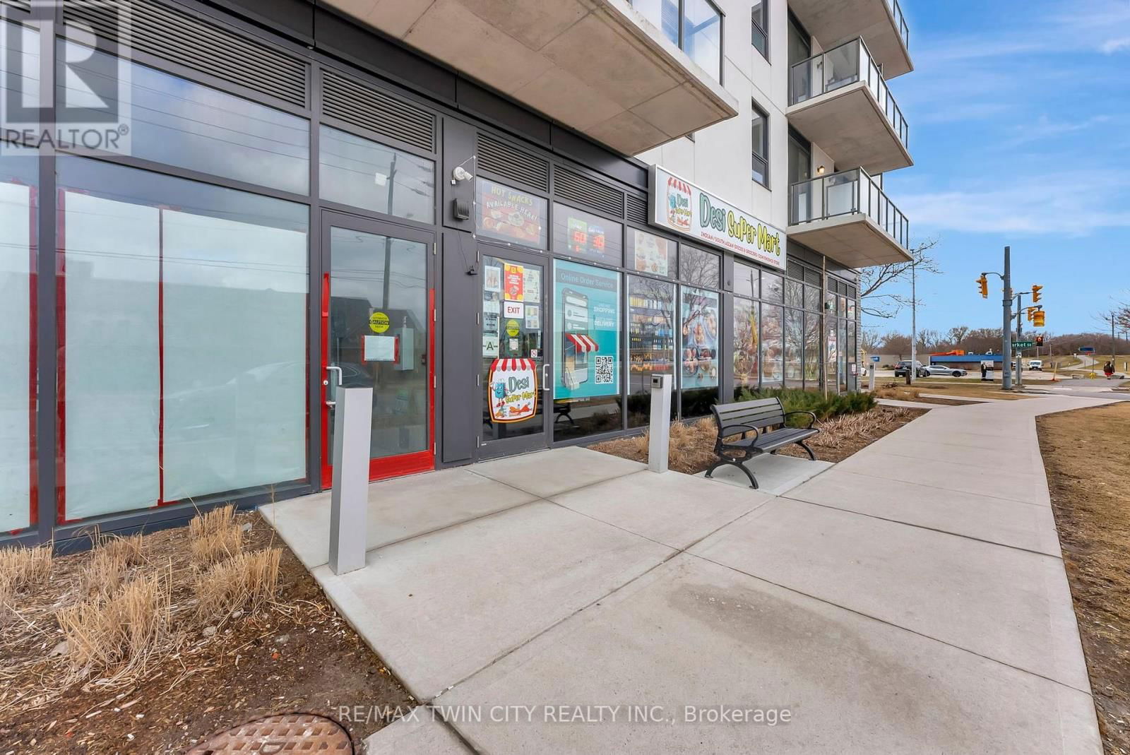 112 - 7 ERIE AVENUE Image 2