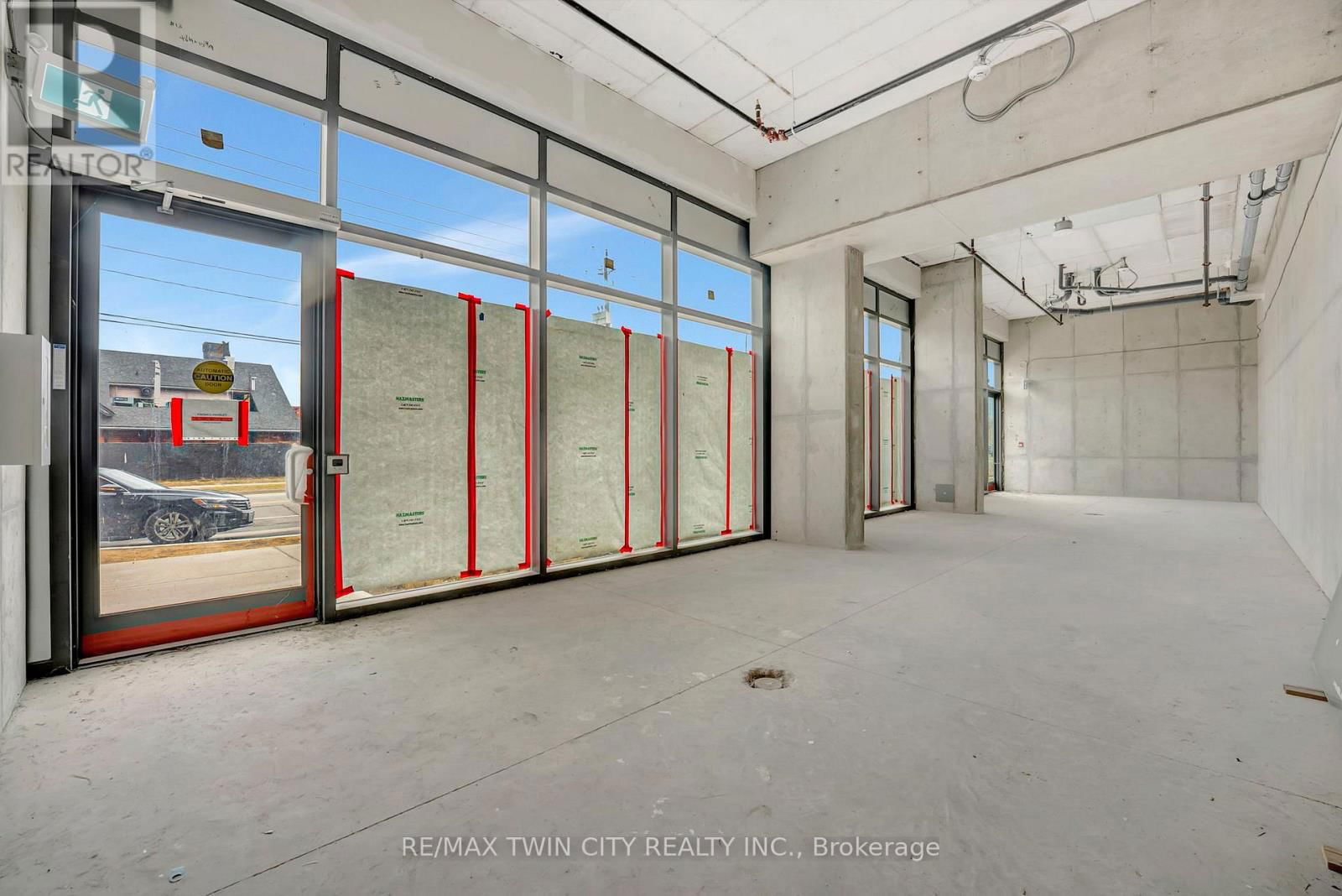 112 - 7 ERIE AVENUE Image 3