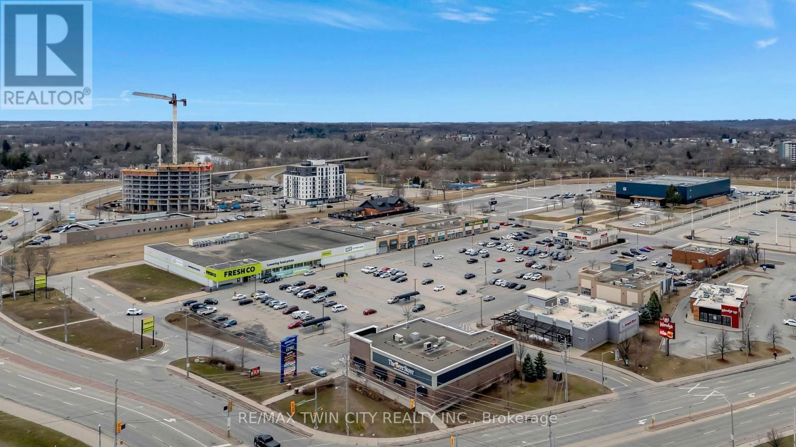112 - 7 ERIE AVENUE Image 4