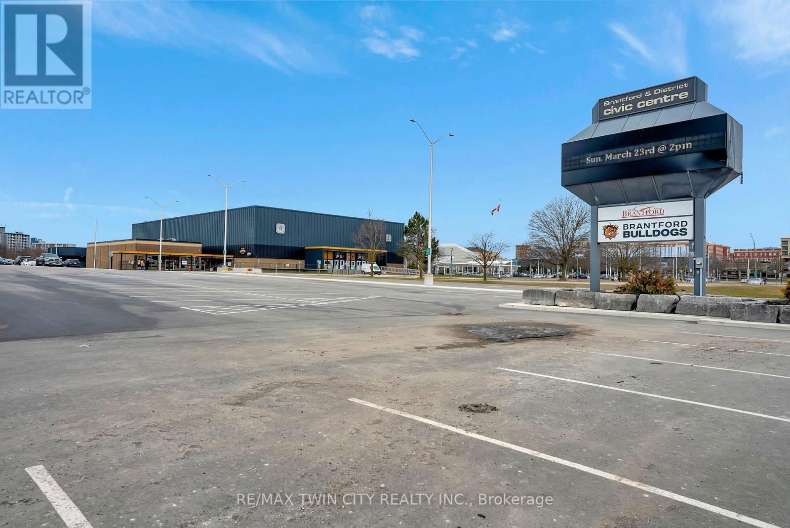 112 - 7 ERIE AVENUE Image 5