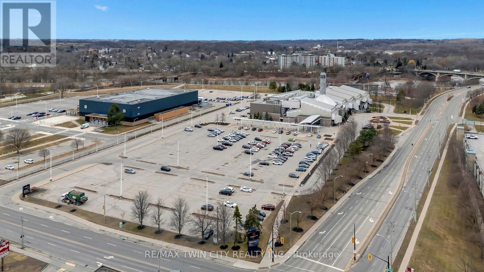 112 - 7 ERIE AVENUE Image 6