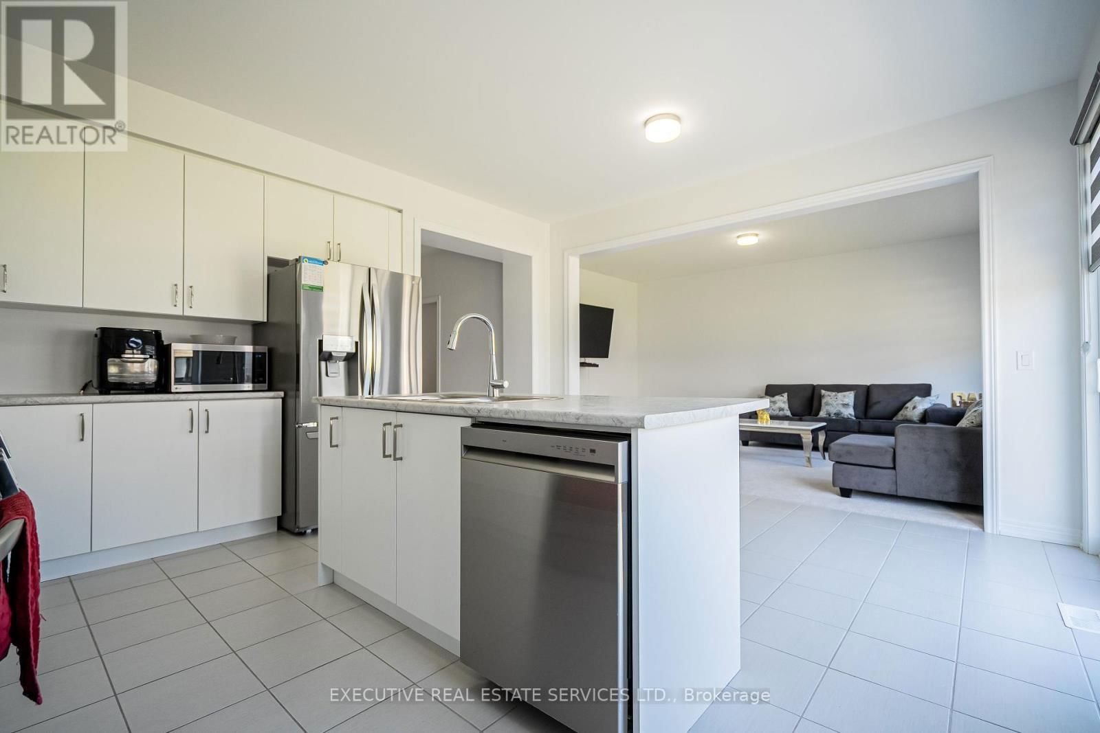 283 REA DRIVE NORTH Image 13