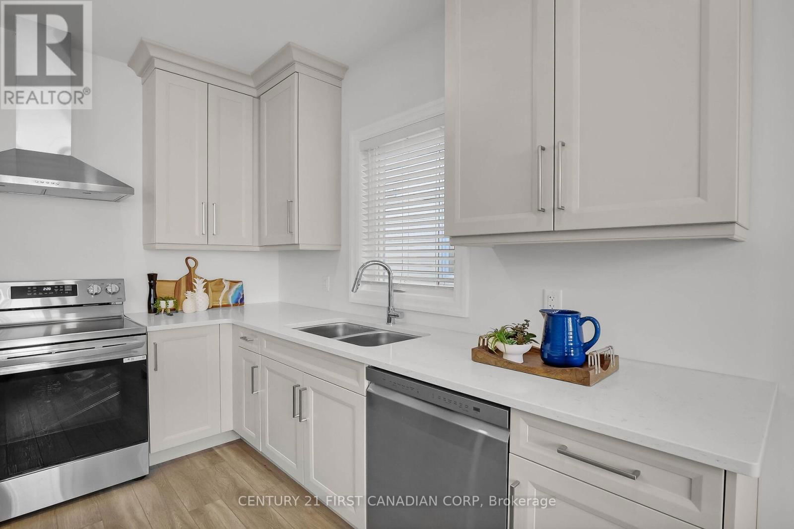 403 BREAKWATER BOULEVARD Image 12