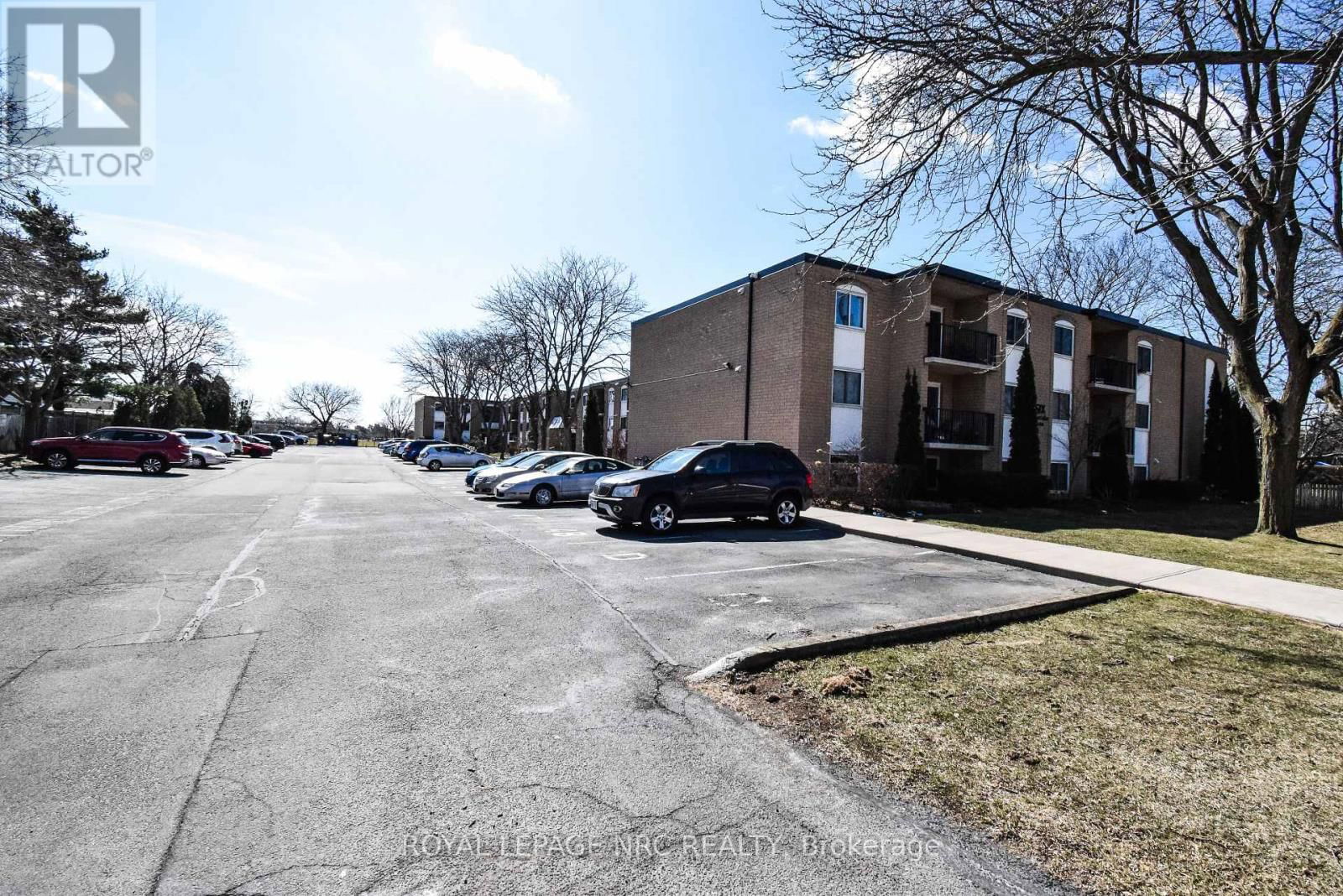 212 - 6 WESTLAKE LANE Image 3