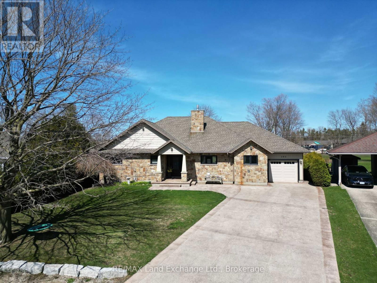 203 CAMPBELL CRESCENT Image 1