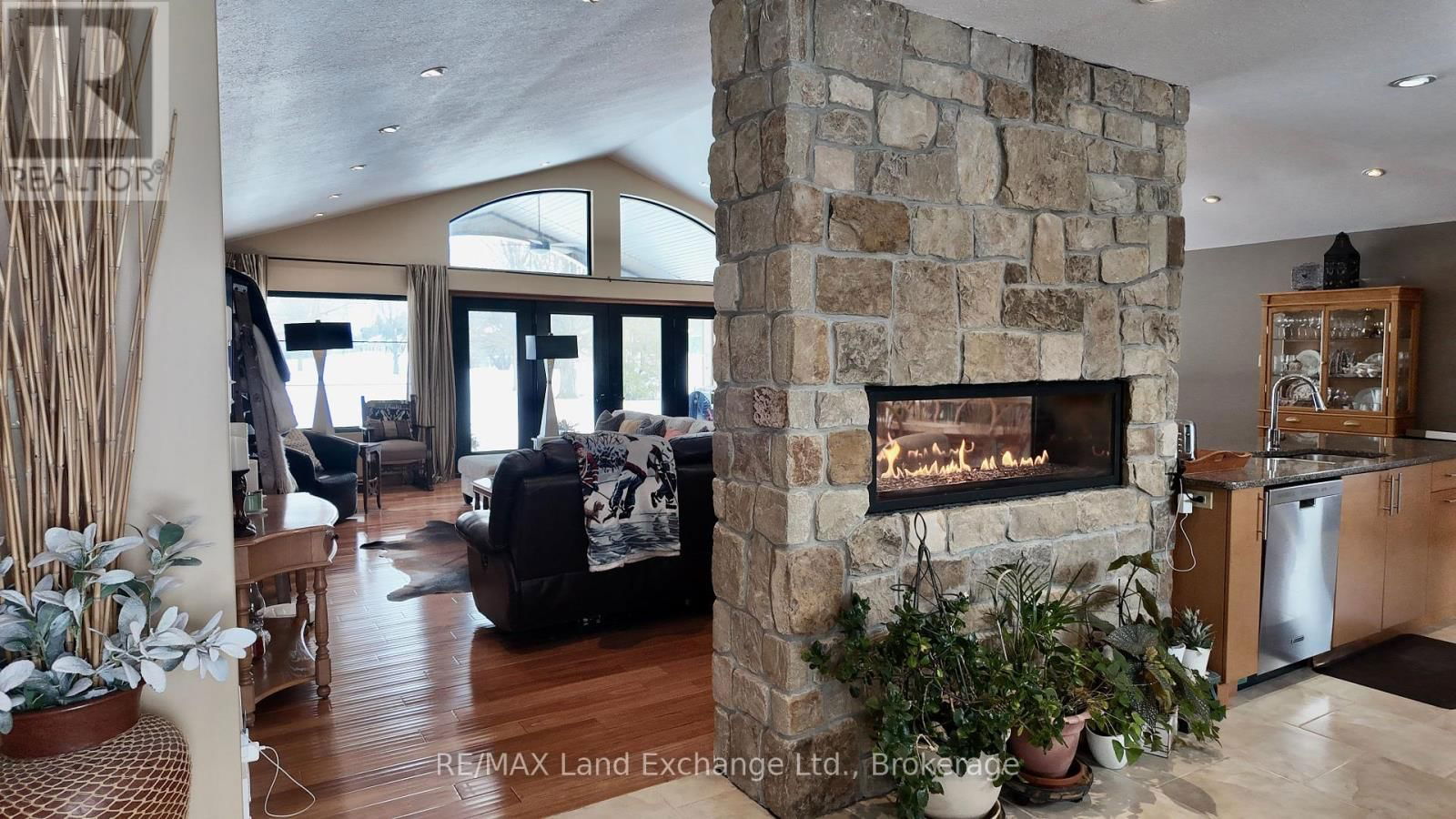 203 CAMPBELL CRESCENT Image 10