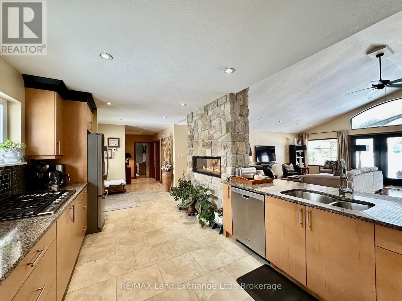 203 CAMPBELL CRESCENT Image 11