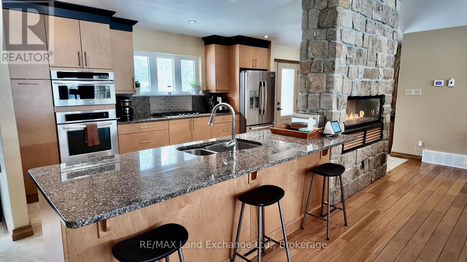 203 CAMPBELL CRESCENT Image 12
