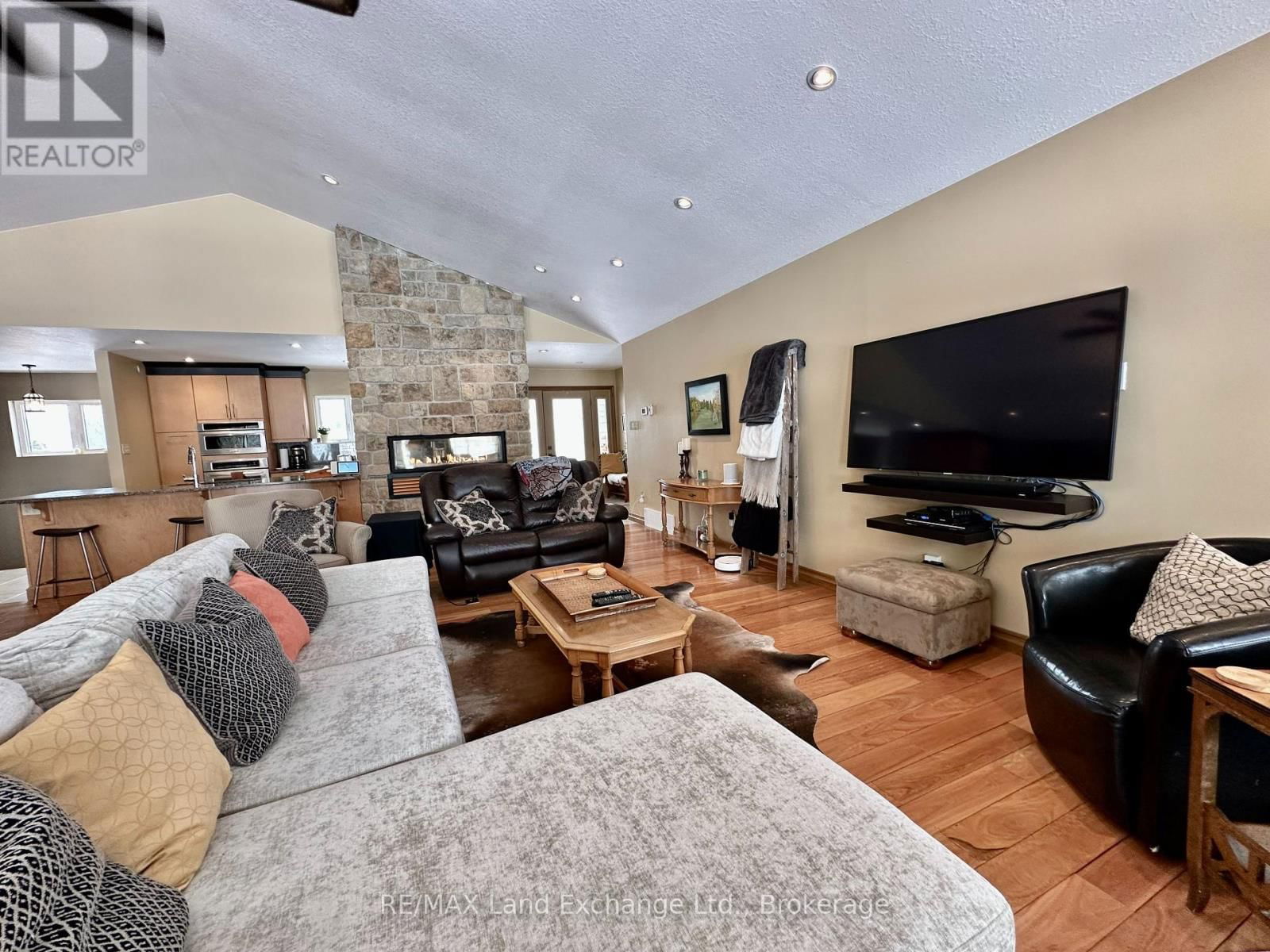 203 CAMPBELL CRESCENT Image 14