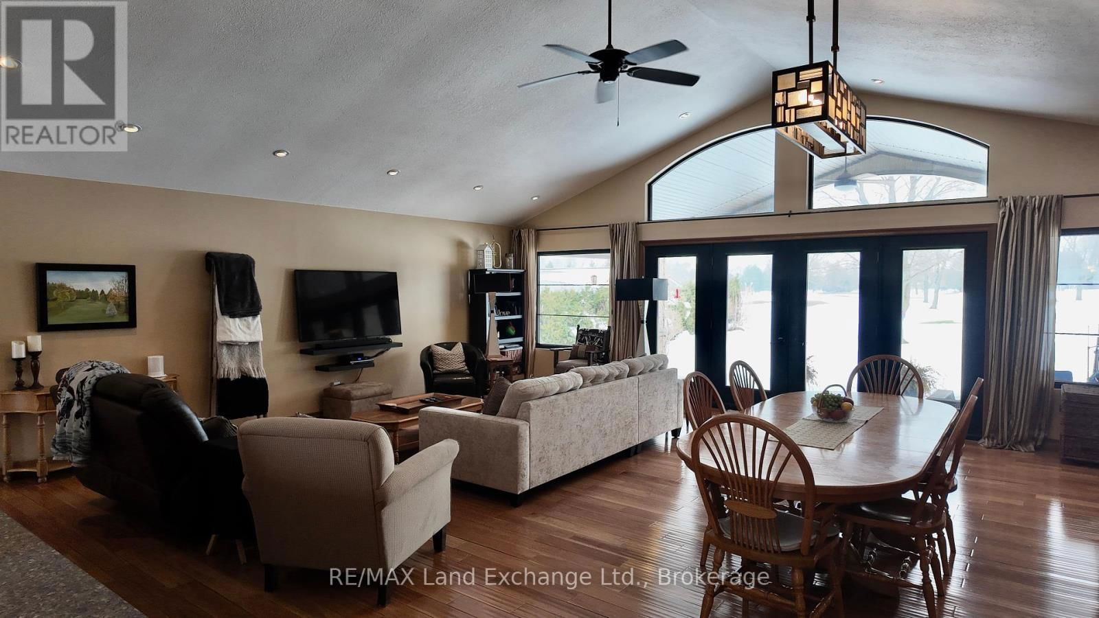 203 CAMPBELL CRESCENT Image 15