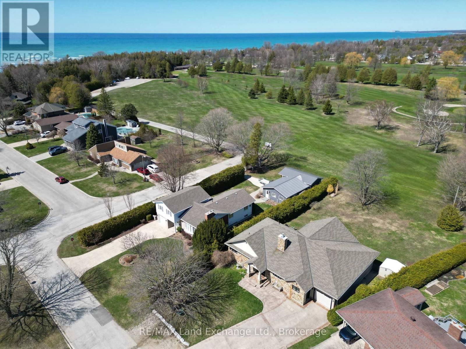 203 CAMPBELL CRESCENT Image 2