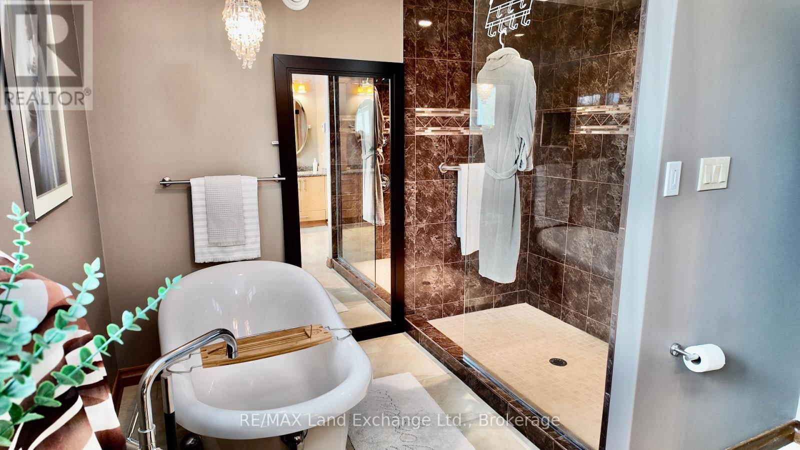 203 CAMPBELL CRESCENT Image 20